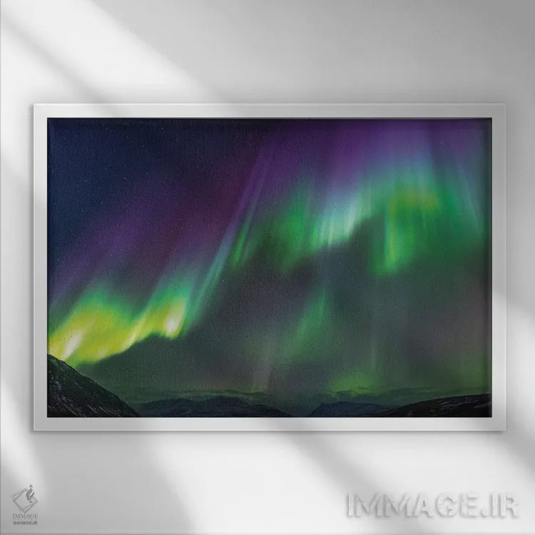 تابلو ایسلند، آکوریری. شفق قطبی در حال درخشش V اثر الن گاف - نمای قابدار سفید