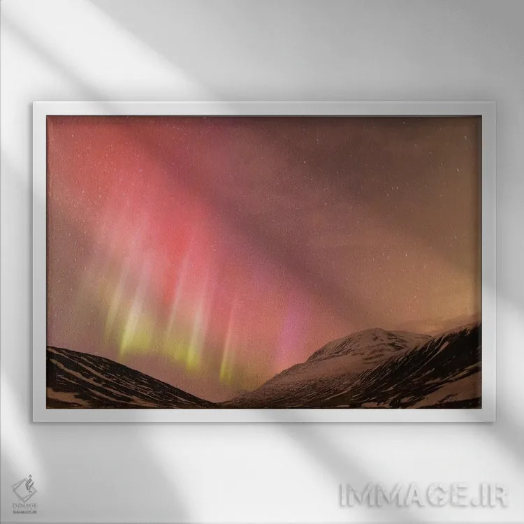 تابلو ایسلند، آکوریری. شفق قطبی در حال درخشش II اثر الن گاف - نمای قابدار سفید