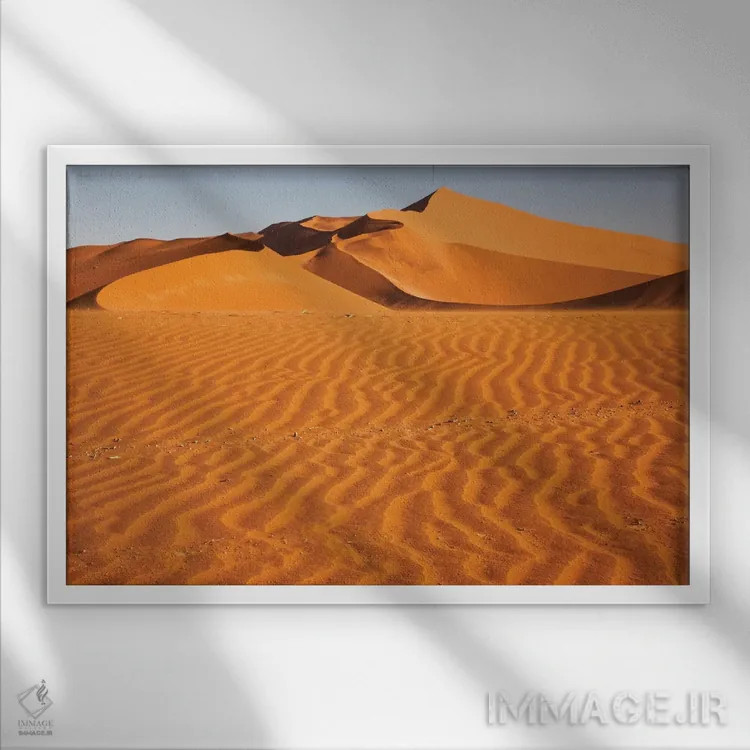 تابلو نامیبیا، پارک ملی نامیب-ناوکلوت، سوسسولی. تپههای ماسهای قرمز با نقشهایی ایجاد شده توسط باد اثر الن گاف - نمای قابدار سفید