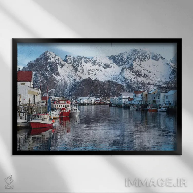 تابلو نروژ، وستواگ. روستای ماهیگیری میان کوههای چشمگیر قرار دارد اثر الن گاف - نمای قابدار مشکی