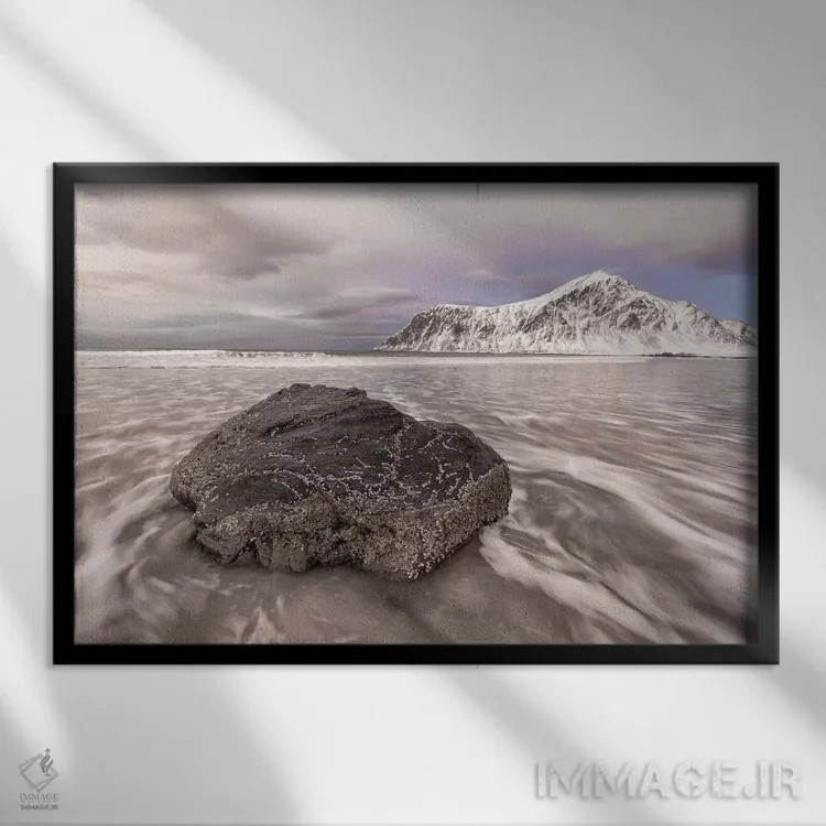 تابلو نروژ، لوفوتن. ساحل در کرانه جنوبی جزیره موسکنس الگوهای زیبایی ایجاد میکند اثر الن گاف - نمای قابدار مشکی