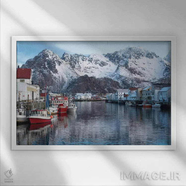 تابلو نروژ، وستواگ. روستای ماهیگیری میان کوههای چشمگیر قرار دارد اثر الن گاف - نمای قابدار سفید