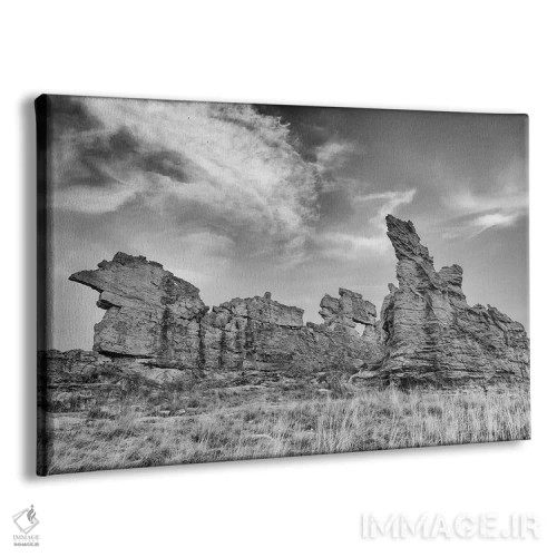 تابلو آفریقا، ماداگاسکار، پارک ملی ایسالو. ابرها برجستگی سازندههای ماسهسنگ را در این تصویر سیاه و سفید نمایان میکنند. اثر الن گاف - نمای پرسپکتیو محصول