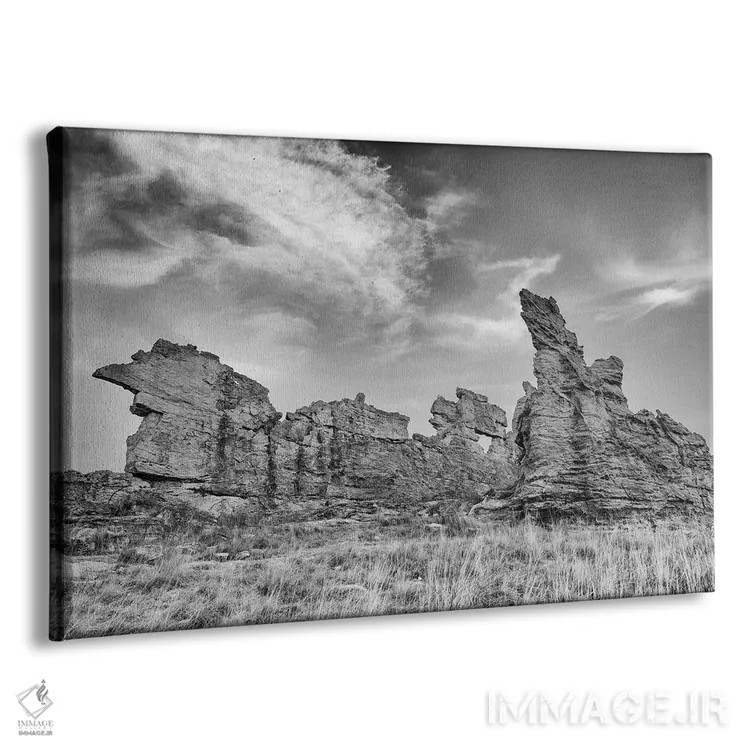 تابلو آفریقا، ماداگاسکار، پارک ملی ایسالو. ابرها برجستگی سازندههای ماسهسنگ را در این تصویر سیاه و سفید نمایان میکنند. اثر الن گاف - نمای پرسپکتیو محصول