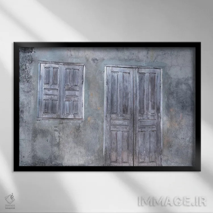 تابلو آفریقا، ماداگاسکار، فورت دوفین، بازار تولانارو. خانهای با درهای بسته که رنگهای ملایم چوب کهنه را نشان میدهد. اثر الن گاف - نمای قابدار مشکی