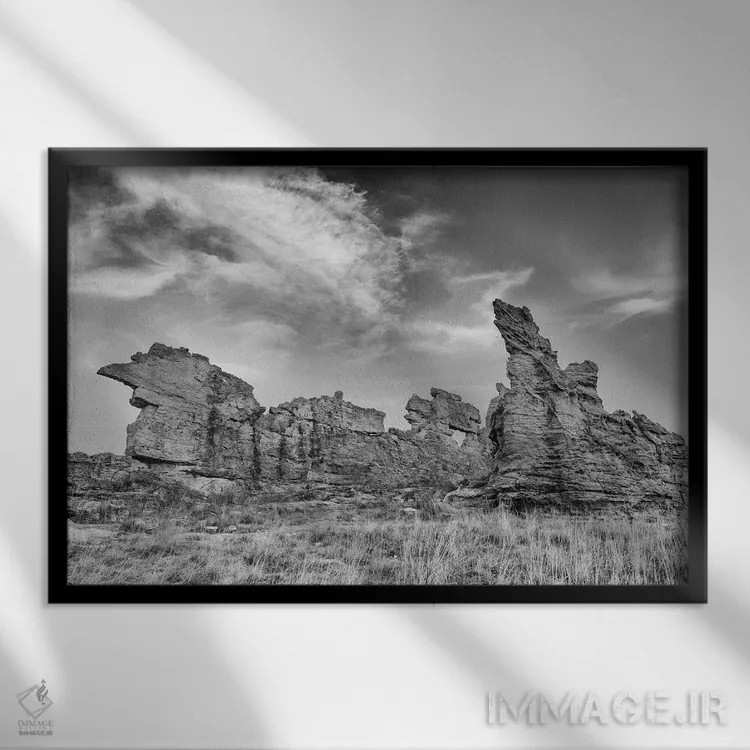 تابلو آفریقا، ماداگاسکار، پارک ملی ایسالو. ابرها برجستگی سازندههای ماسهسنگ را در این تصویر سیاه و سفید نمایان میکنند. اثر الن گاف - نمای قابدار مشکی