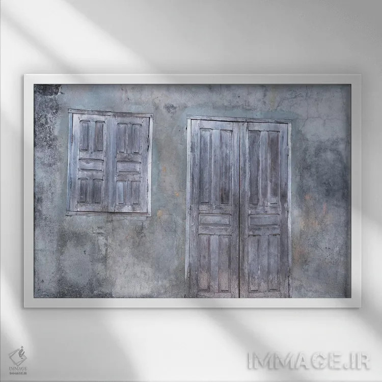 تابلو آفریقا، ماداگاسکار، فورت دوفین، بازار تولانارو. خانهای با درهای بسته که رنگهای ملایم چوب کهنه را نشان میدهد. اثر الن گاف - نمای قابدار سفید