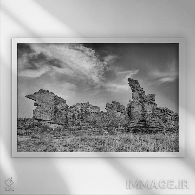تابلو آفریقا، ماداگاسکار، پارک ملی ایسالو. ابرها برجستگی سازندههای ماسهسنگ را در این تصویر سیاه و سفید نمایان میکنند. اثر الن گاف - نمای قابدار سفید