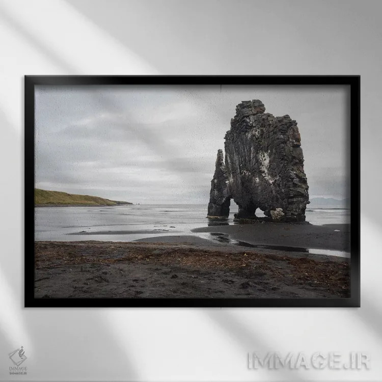 تابلو هویتسرکور، صخره بازالتی در ساحل شرقی، شبهجزیره واتنسنس، ایسلند. اثر الن گاف - نمای قابدار مشکی