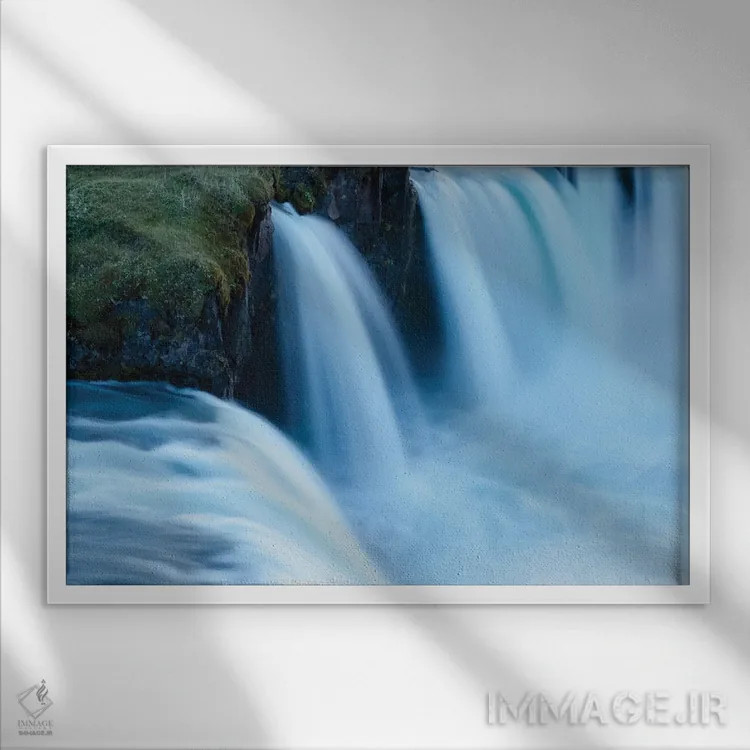 تابلو ایسلند، آبشار گودافوس. برخی از آبشارهای کوچک در لبههای آبشار اصلی، در نور غروب، آبی به نظر میرسند. اثر الن گاف - نمای قابدار سفید