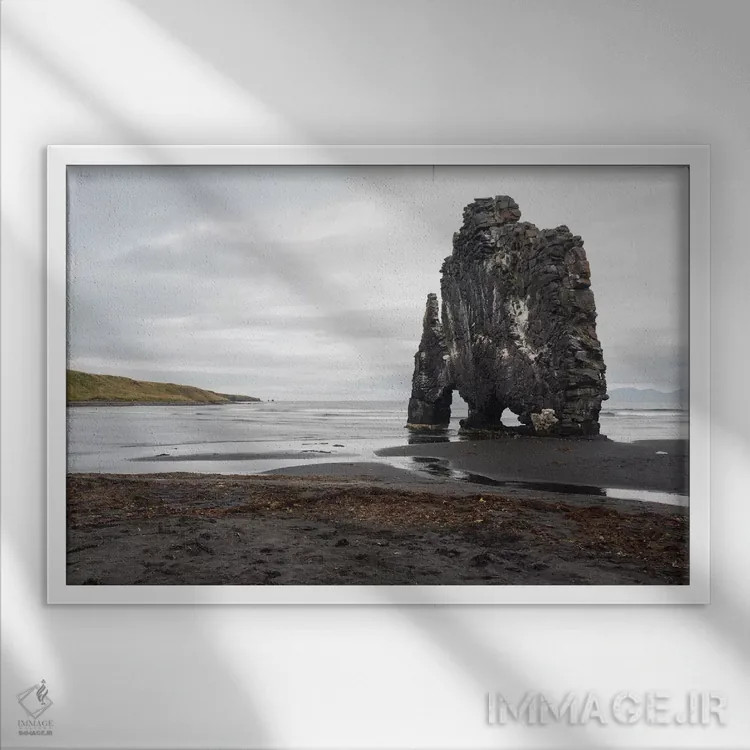 تابلو هویتسرکور، صخره بازالتی در ساحل شرقی، شبهجزیره واتنسنس، ایسلند. اثر الن گاف - نمای قابدار سفید