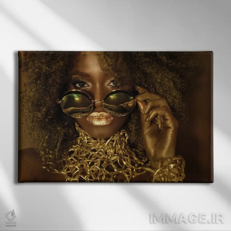 تابلو زن آفریقایی-آمریکایی زیبا با آرایش طلایی و عینک آفتابی بر چشم اثر هنرمند ناشناس - نمای روبهرو روی دیوار