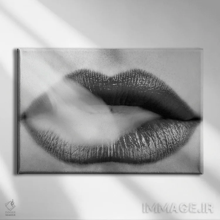 تابلو رژ لب سیاه و دود در حال دمیدن اثر هنرمند ناشناس - نمای روبهرو روی دیوار