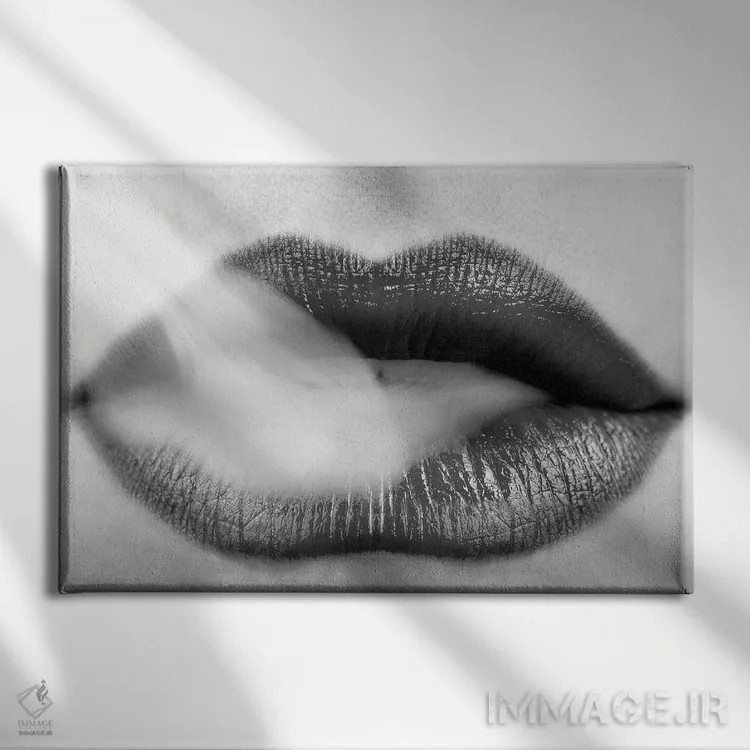 تابلو رژ لب سیاه و دود در حال دمیدن اثر هنرمند ناشناس - نمای روبهرو روی دیوار