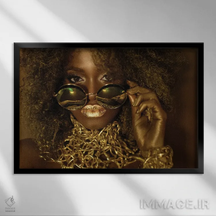 تابلو زن آفریقایی-آمریکایی زیبا با آرایش طلایی و عینک آفتابی بر چشم اثر هنرمند ناشناس - نمای قابدار مشکی