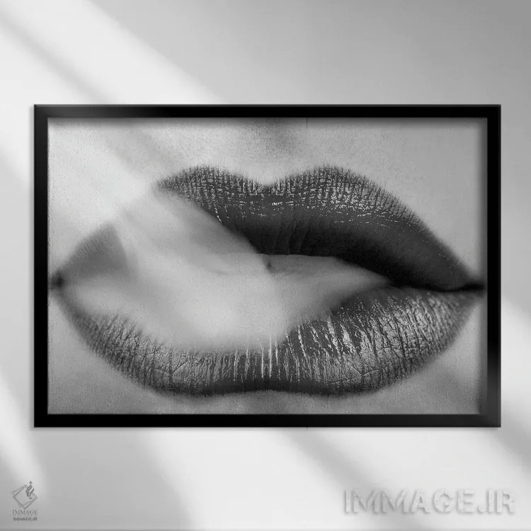 تابلو رژ لب سیاه و دود در حال دمیدن اثر هنرمند ناشناس - نمای قابدار مشکی