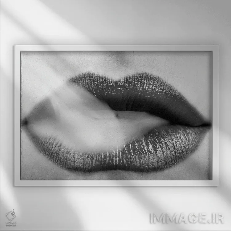 تابلو رژ لب سیاه و دود در حال دمیدن اثر هنرمند ناشناس - نمای قابدار سفید