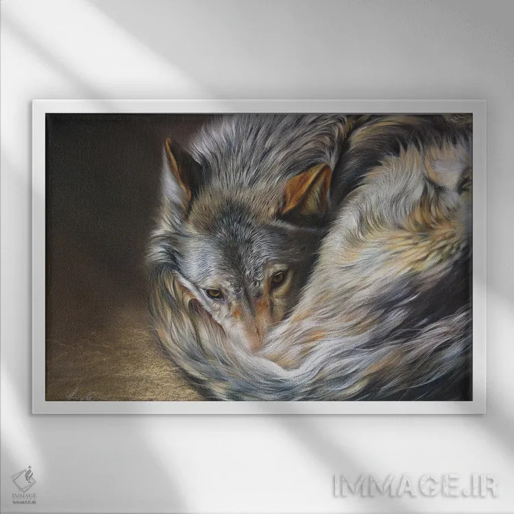 تابلو آرامش مراقب (گرگ خاکستری) اثر النا کولوتوشا - نمای قابدار سفید