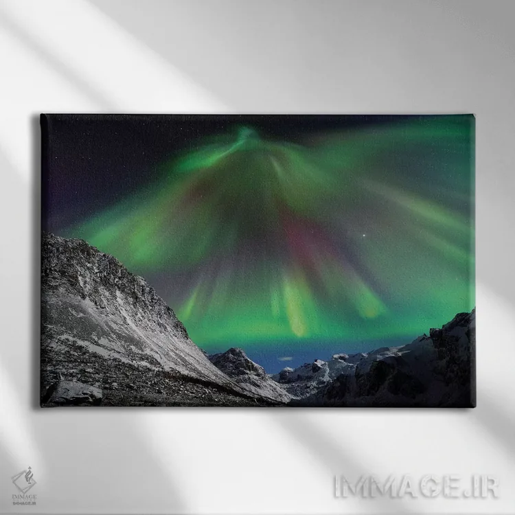تابلو تاج شفق شمالی اثر المر وایس - نمای روبهرو روی دیوار