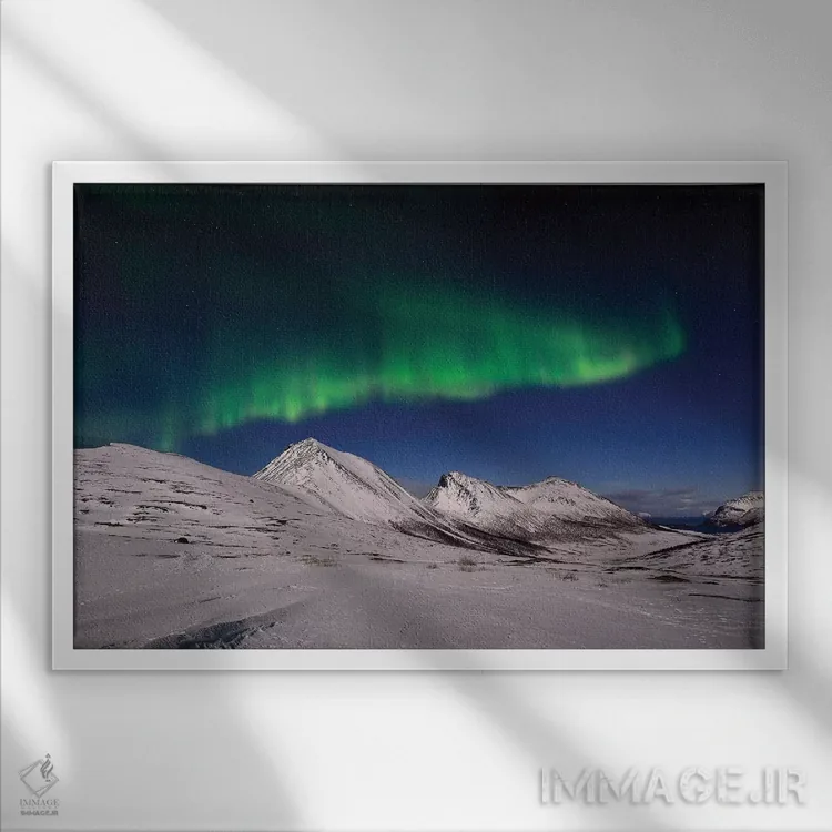 تابلو شفق قطبی در کوهستان اثر المر وایس - نمای قابدار سفید