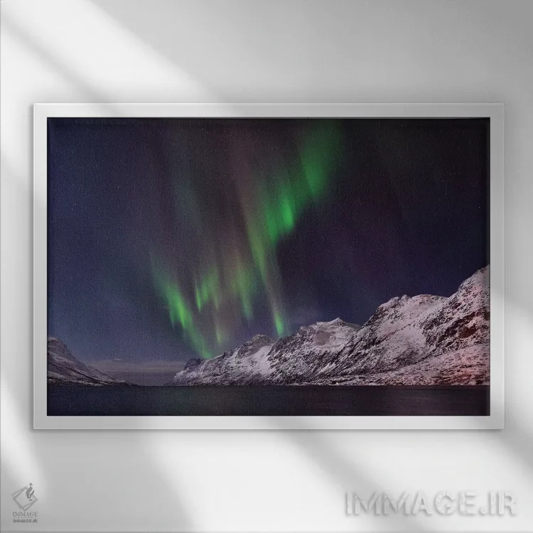 تابلو شفق قطبی بر فراز فیورد اثر المر وایس - نمای قابدار سفید