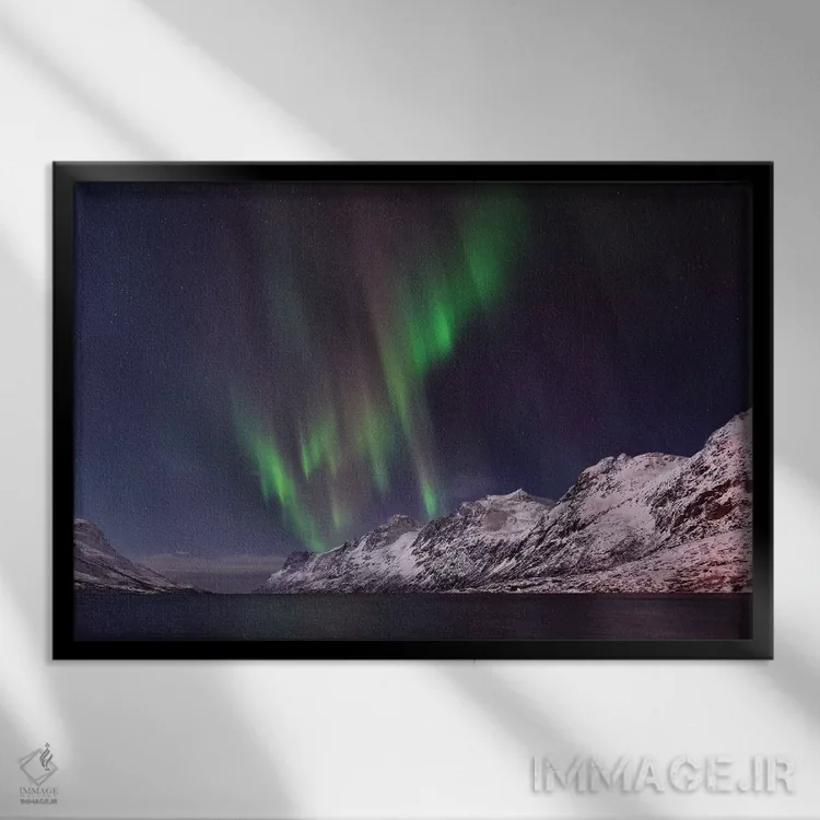 تابلو شفق قطبی بر فراز فیورد اثر المر وایس - نمای قابدار مشکی