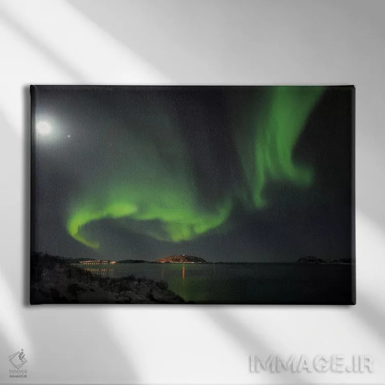 تابلو ماه کامل و نورهای شمالی اثر المر وایس - نمای روبهرو روی دیوار