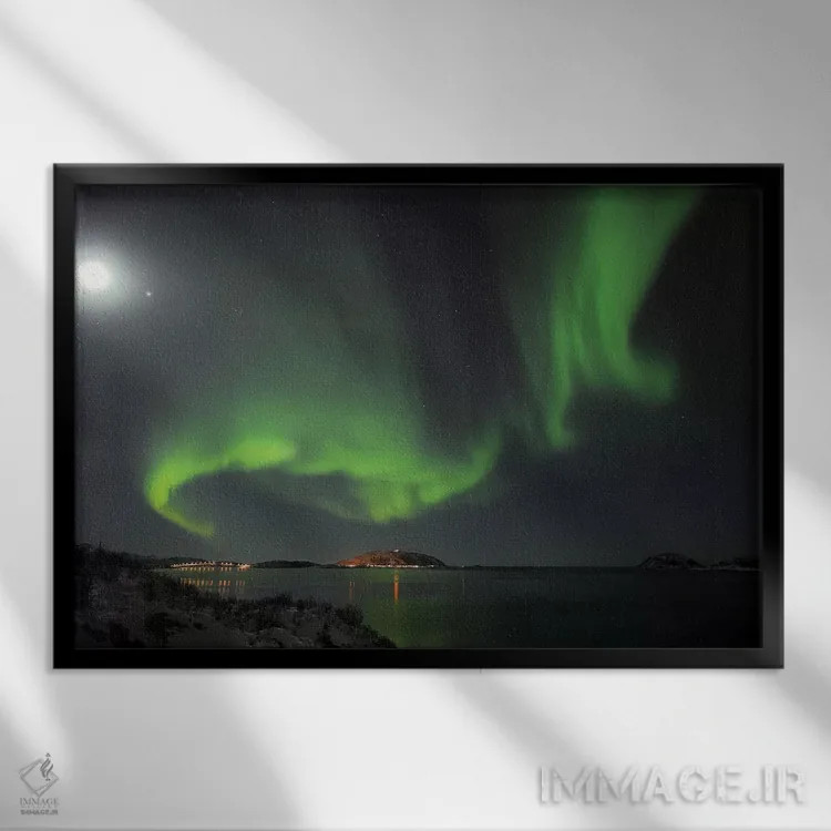 تابلو ماه کامل و نورهای شمالی اثر المر وایس - نمای قابدار مشکی