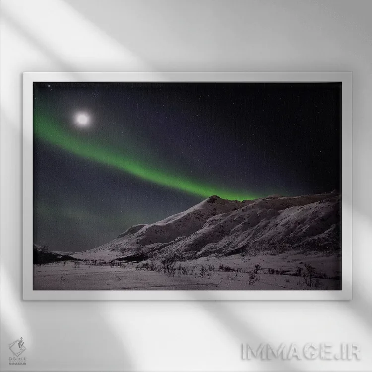 تابلو ماه کامل و شفق قطبی اثر المر وایس - نمای قابدار سفید