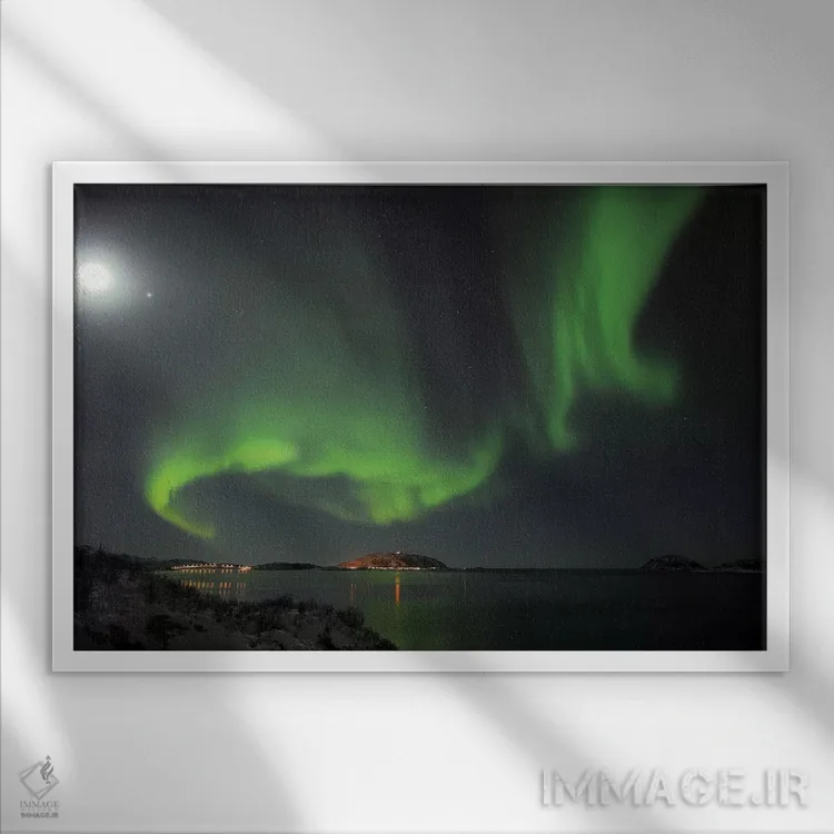 تابلو ماه کامل و نورهای شمالی اثر المر وایس - نمای قابدار سفید