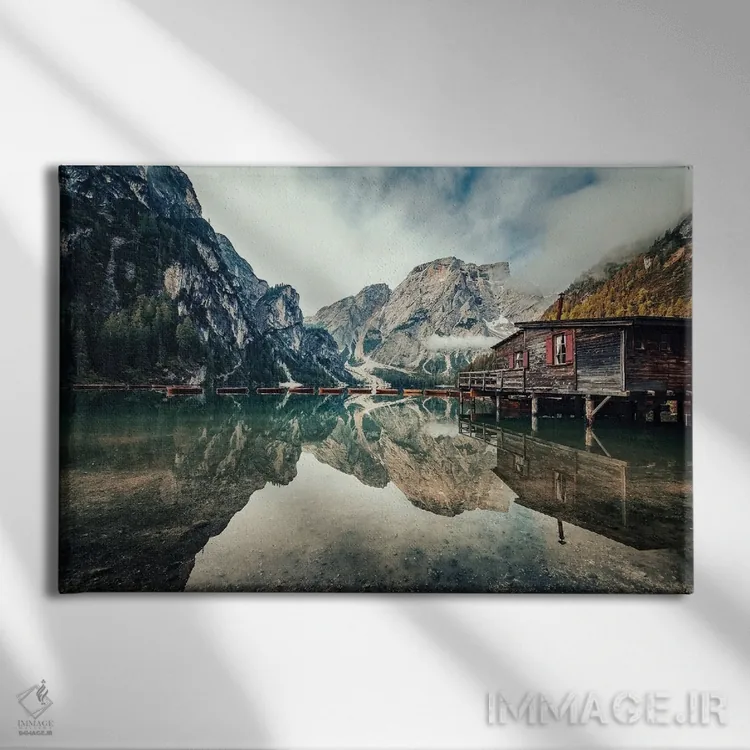 تابلو دریاچه بریس (ایتالیا) اثر مانجیک پیکچرز (استودیو عکاسی یا فیلمسازی) - نمای روبهرو روی دیوار