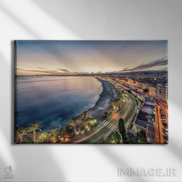 تابلو شهر نیس در غروب اثر مانجیک پیکچرز (استودیو عکاسی یا فیلمسازی) - نمای روبهرو روی دیوار