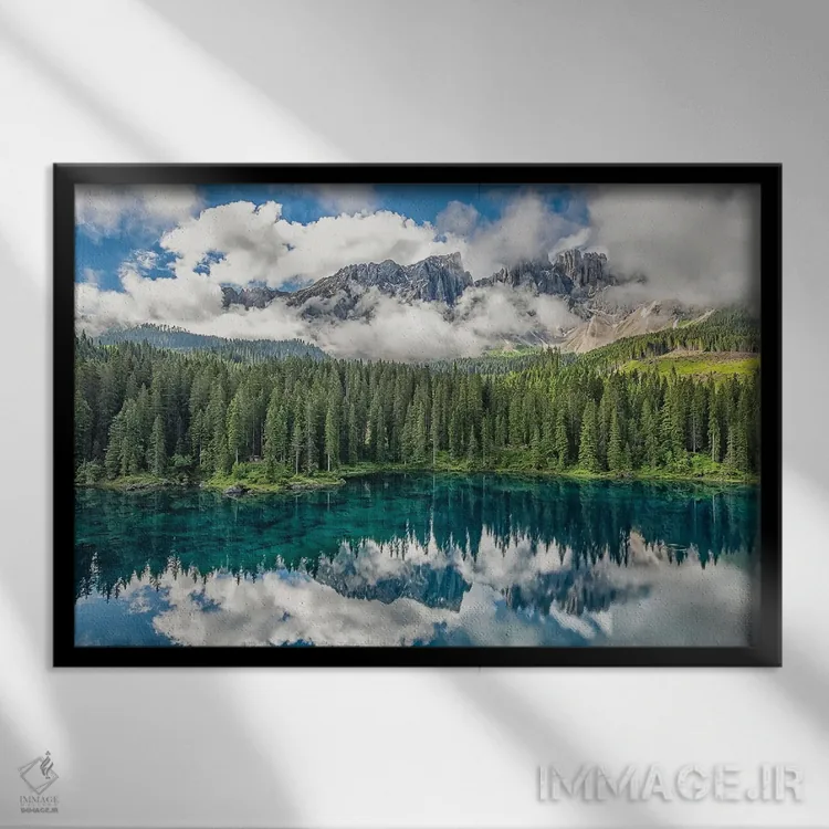 تابلو دریاچه کارزا (ایتالیا) اثر مانجیک پیکچرز (استودیو عکاسی یا فیلمسازی) - نمای قابدار مشکی