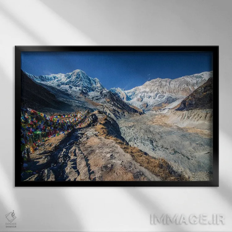 تابلو کمپ اصلی (پایگاه کوهنوردی) اثر مانجیک پیکچرز (استودیو عکاسی یا فیلمسازی) - نمای قابدار مشکی