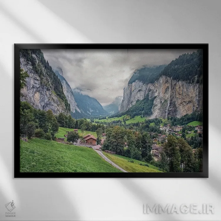 تابلو درهٔ سوئیسی اثر مانجیک پیکچرز (استودیو عکاسی یا فیلمسازی) - نمای قابدار مشکی