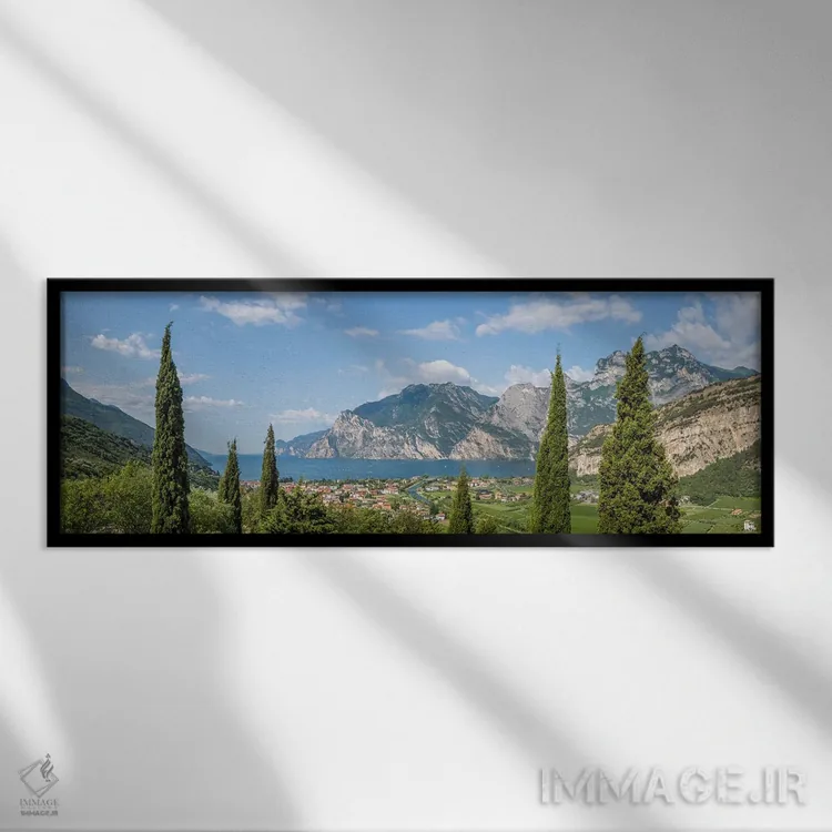 تابلو نمای پانورامای زیبا از دریاچه گاردا ایتالیا اثر ملانی ویولا - نمای قابدار مشکی