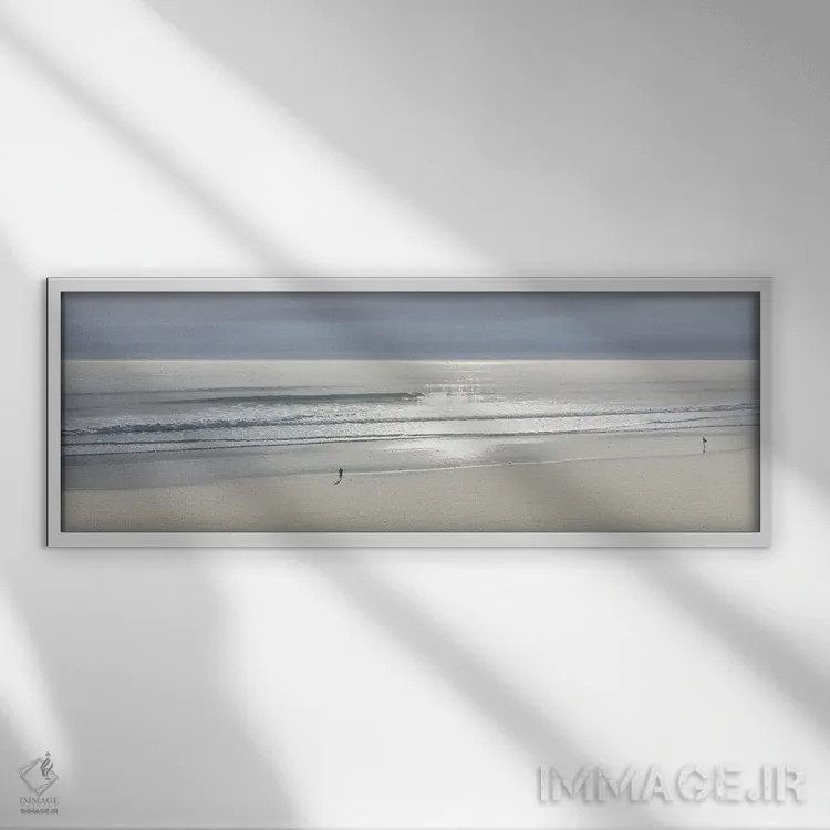 تابلو قدمزدن در ساحل ۱ اثر مگی اولسن - نمای قابدار سفید