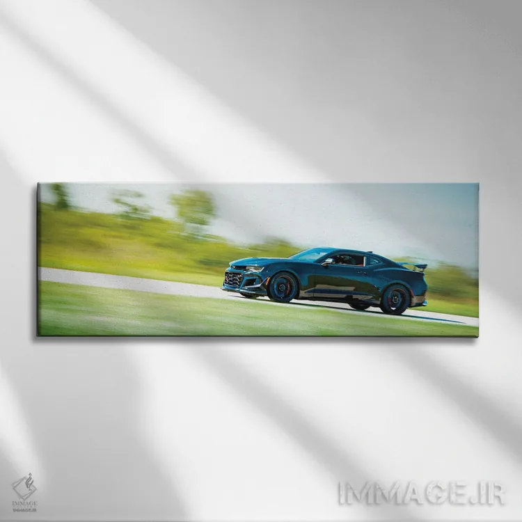 تابلو شورولت کاماروی آبی در حال حرکت اثر نیک ریو - نمای روبهرو روی دیوار