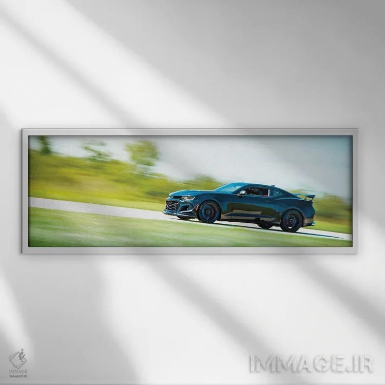 تابلو شورولت کاماروی آبی در حال حرکت اثر نیک ریو - نمای قابدار سفید