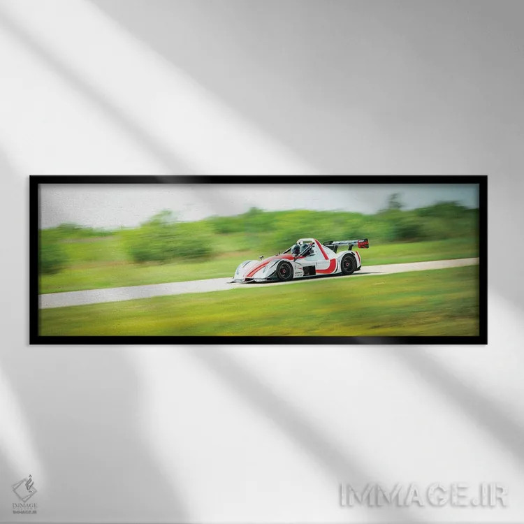 تابلو فرمول ۱ سفید و قرمز در حال حرکت روی پیست اثر نیک ریو - نمای قابدار مشکی