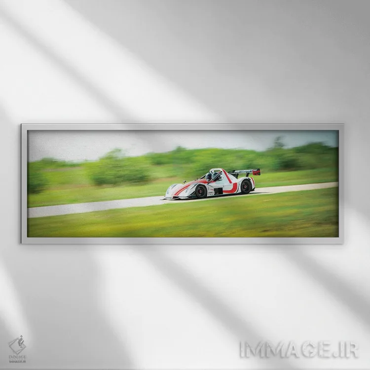 تابلو فرمول ۱ سفید و قرمز در حال حرکت روی پیست اثر نیک ریو - نمای قابدار سفید