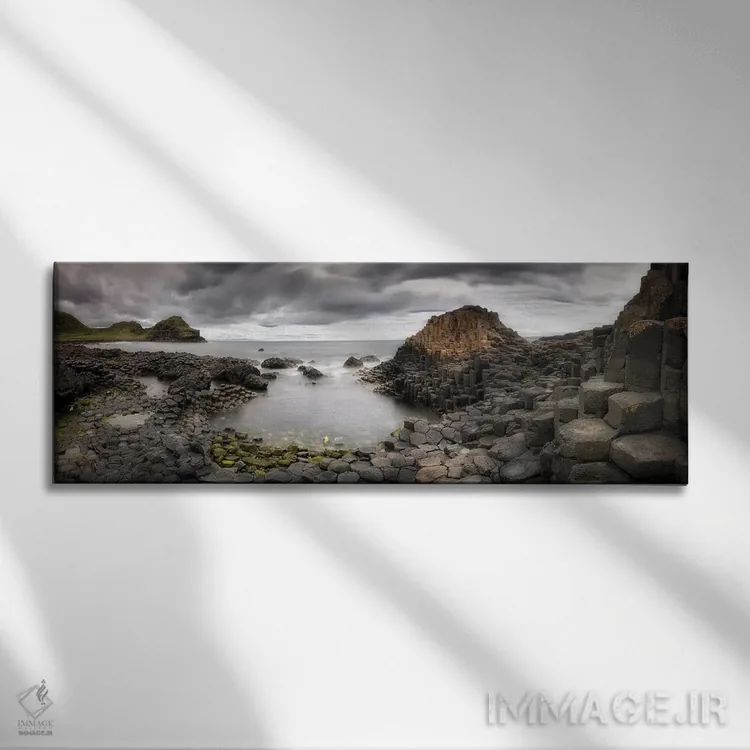 تابلو راه غولها (نام مکان تاریخی در ایرلند شمالی) اثر یولاندا رومرو آنگویرا - نمای روبهرو روی دیوار