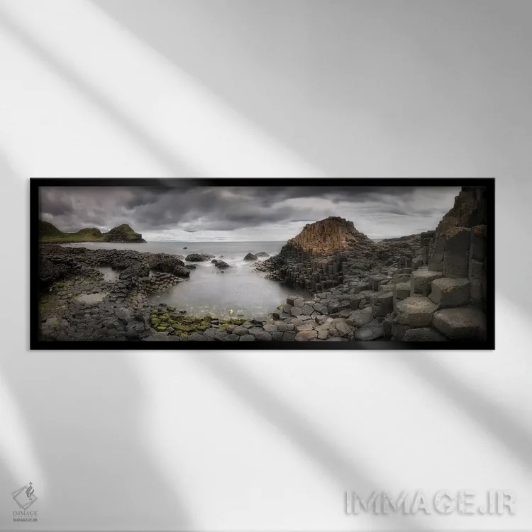 تابلو راه غولها (نام مکان تاریخی در ایرلند شمالی) اثر یولاندا رومرو آنگویرا - نمای قابدار مشکی