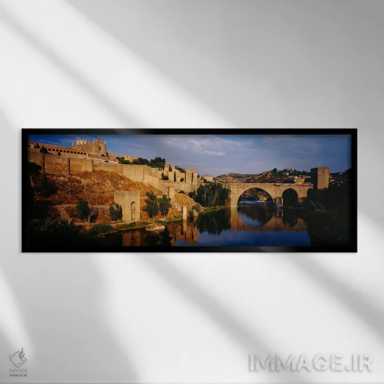 تابلو Toledo, Spain" - "منظره تاریخی در کنار رودخانه ریو تاجو با پل سن مارتین، تولدو، اسپانیا" اثر پانورامیک ایمجز (استودیو عکاسی عریض) - نمای قابدار مشکی