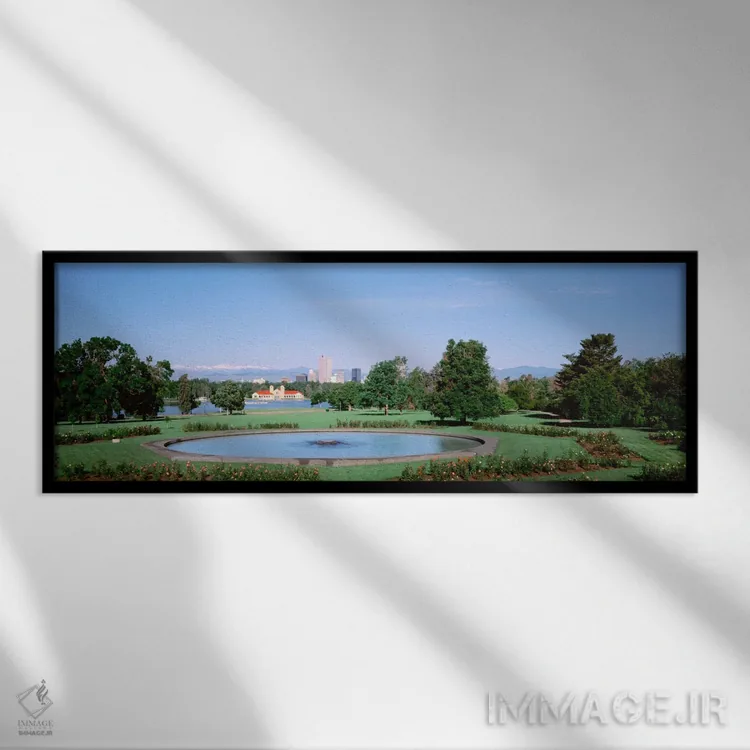 تابلو Denver, Colorado, USA" - "باغ رسمی در پارک شهر با نمایی از شهر و کوه اوانس در پسزمینه، دنور، کلرادو، ایالات متحده" اثر پانورامیک ایمجز (استودیو عکاسی عریض) - نمای قابدار مشکی