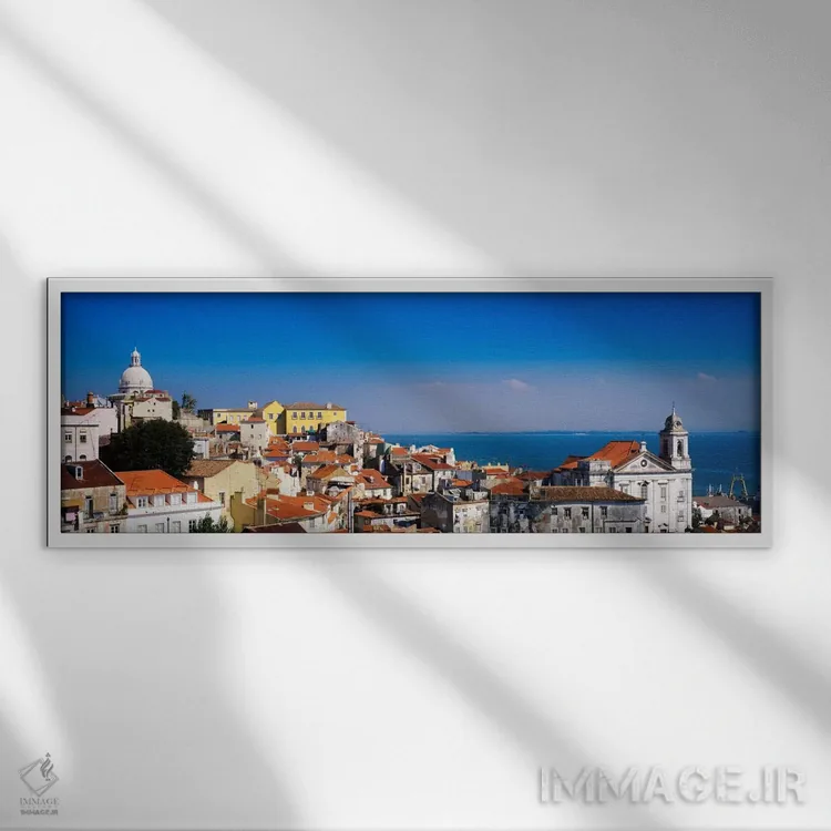 تابلو چشمانداز شهری ساحلی، منطقه آلفاما، لیسبون، پرتغال اثر پانورامیک ایمجز (استودیو عکاسی عریض) - نمای قابدار سفید