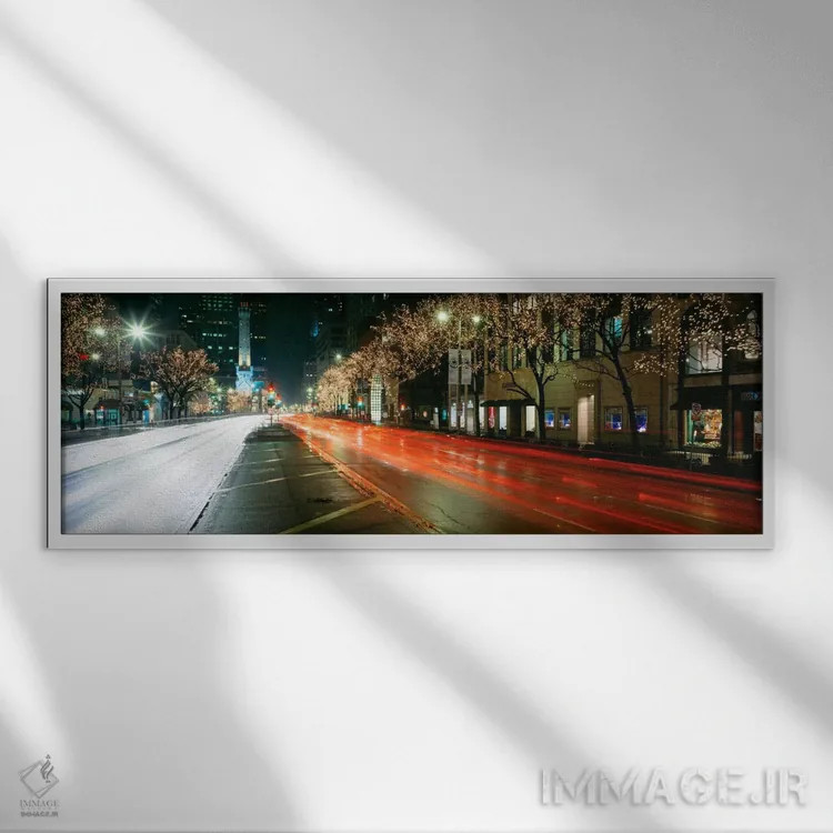 تابلو حرکت مبهم خودروها در کنار خیابان میشیگان که با چراغهای کریسمس روشن شده است، شیکاگو، ایلینوی، ایالات متحده آمریکا اثر پانورامیک ایمجز (استودیو عکاسی عریض) - نمای قابدار سفید