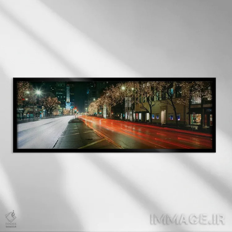 تابلو حرکت مبهم خودروها در کنار خیابان میشیگان که با چراغهای کریسمس روشن شده است، شیکاگو، ایلینوی، ایالات متحده آمریکا اثر پانورامیک ایمجز (استودیو عکاسی عریض) - نمای قابدار مشکی