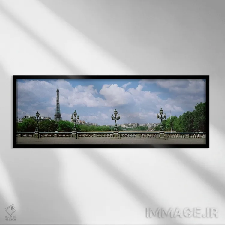 تابلو نمای ابری از برج ایفل که از پل الکساندر ۳ مشاهده میشود، پاریس، ایل دو فرانس، فرانسه اثر پانورامیک ایمجز (استودیو عکاسی عریض) - نمای قابدار مشکی