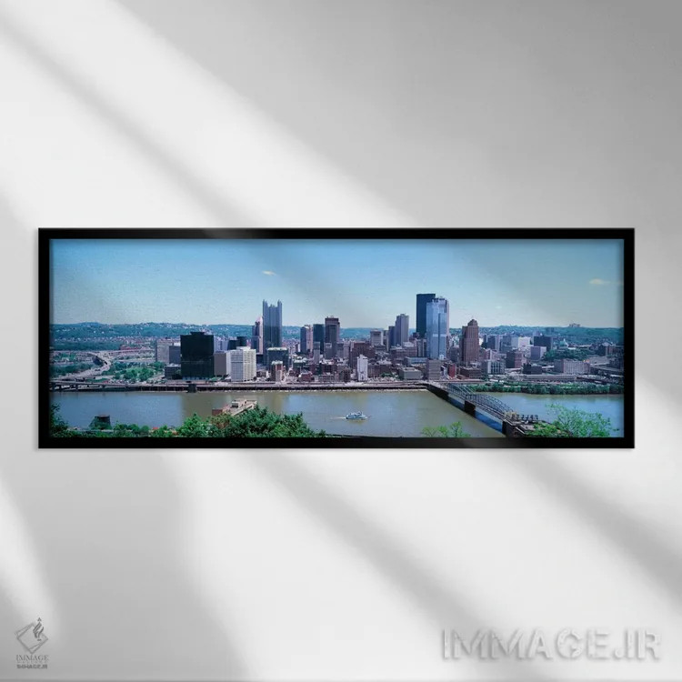 تابلو Monongahela River, Pittsburgh, Pennsylvania, USA" - "ساختمانها در کنار ساحل، رودخانه مونوگهیلا، پیتسبورگ، پنسیلوانیا، ایالات متحده" اثر پانورامیک ایمجز (استودیو عکاسی عریض) - نمای قابدار مشکی